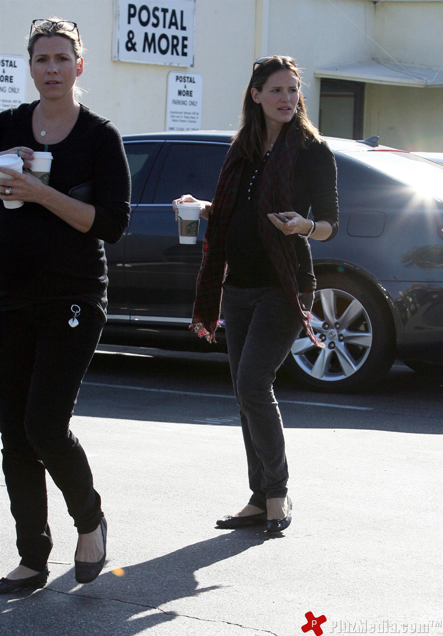 Jennifer Garner stops at Starbucks on her way to a hospital | Picture 93748